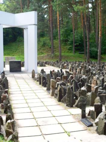 Памятная церемония на мемориале в Бикерниеки