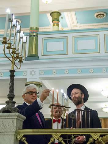 Rīgas sinagogā iedegta otrā Hanukas svece, piedaloties augstākajām Latvijas amatpersonām